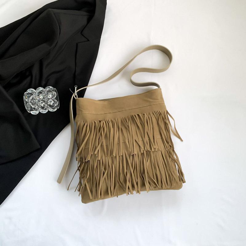 

Осенне-зимняя ретро модная сумка женская 2025 новая французский нишевый дизайн сумка с бахромой трендовая персонализированная сумка через плечо для поездок на работу хаки