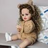 Muñecas Bebé Reborn de Moda Rizos Cabello 55 cm Niña Realista Oso KEIUMI Muñeca Bebés de Moda Modelo Compañeros de Juego Niños Regalos Cumpleaños Navidad Juguete