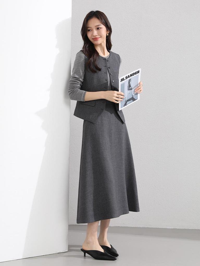 Yi Fei Elegant Two-Piece Set: Flowy Hem Skirt & High-Waisted Slimming Vest