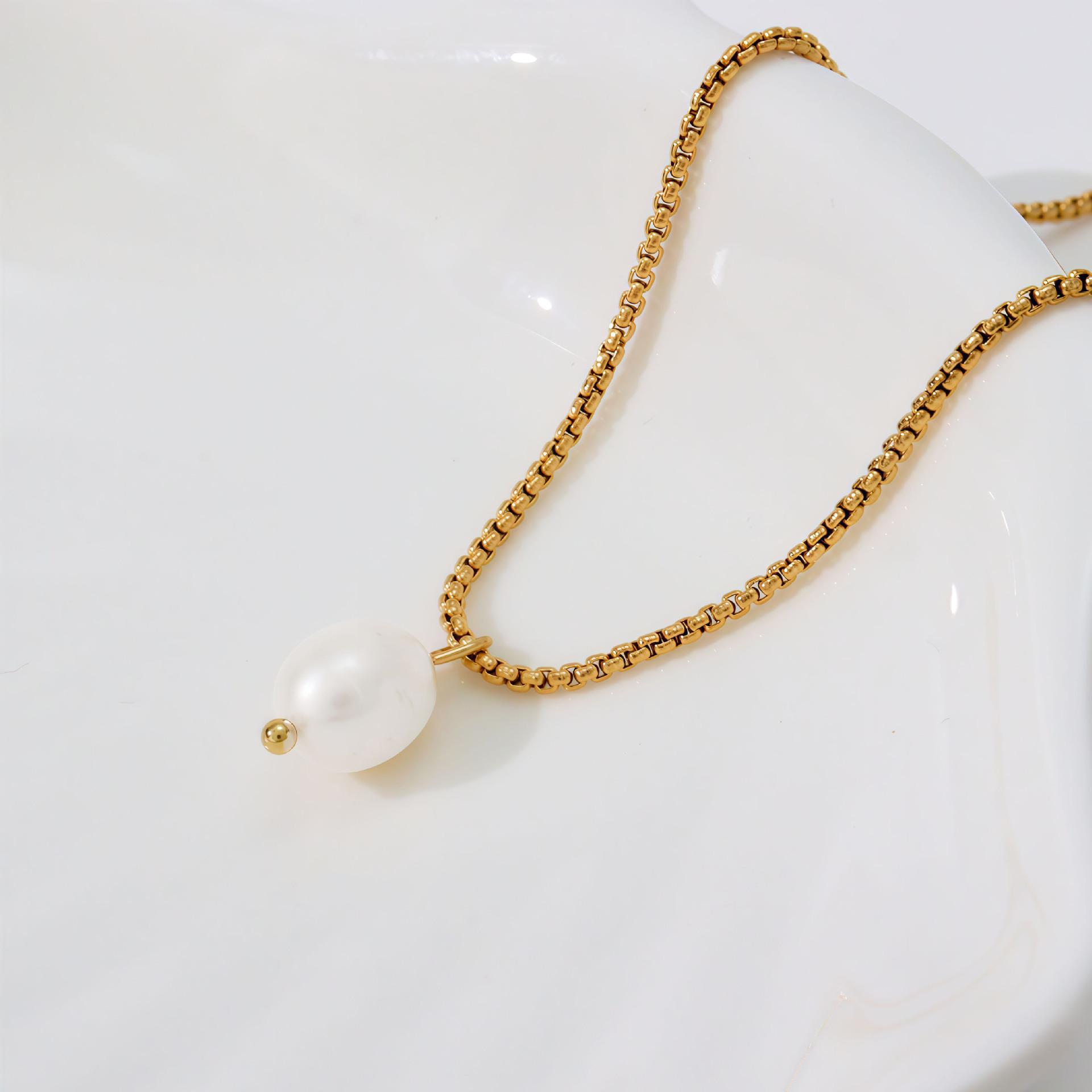 

French Retro Freshwater Pearl Titanium Steel Necklace For Women Does Not Fade, Elegant And Versatile To Wear