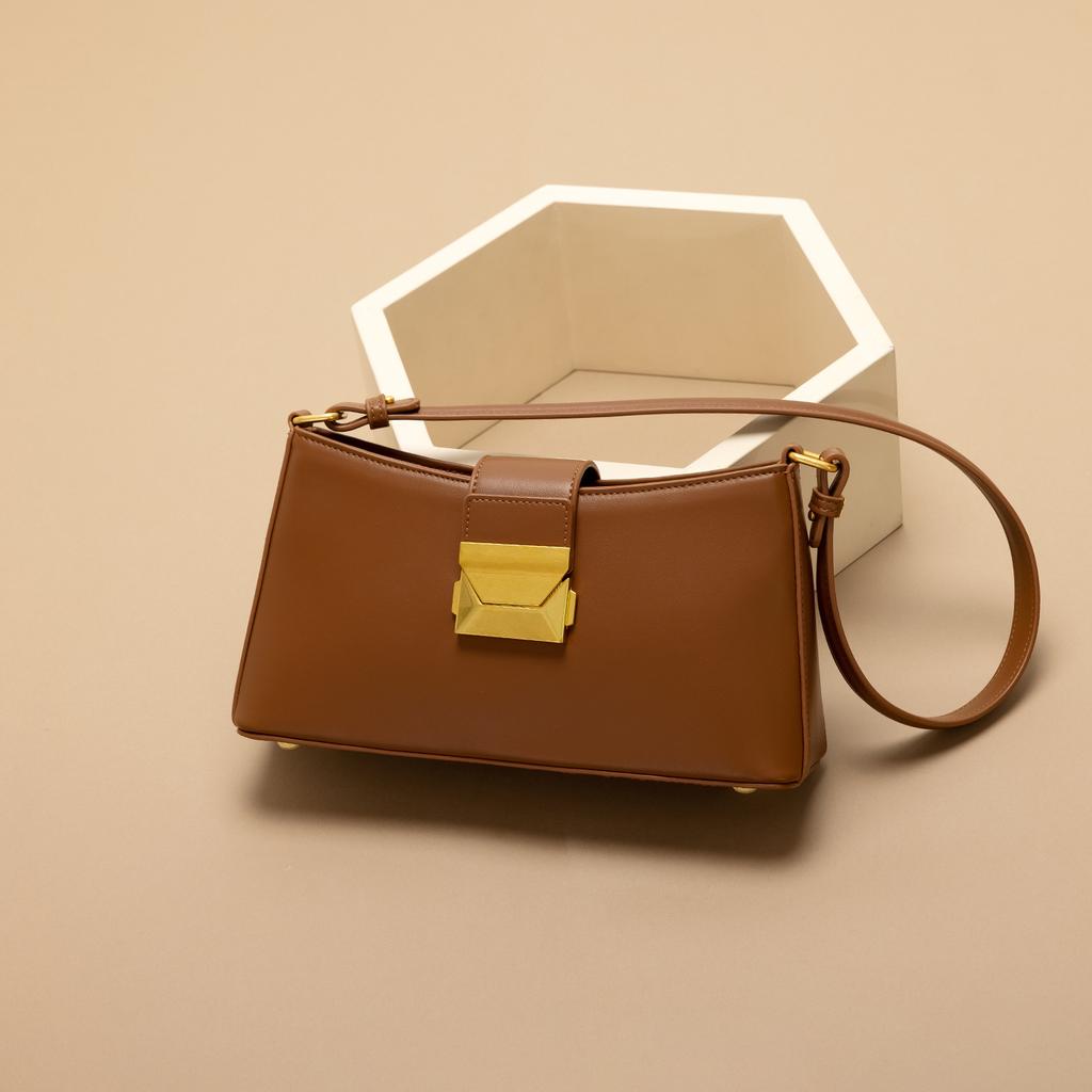 American retro soft leather underarm bag for women, 2024 spring/summer new commuter baguette bag, fashionable shoulder and crossbody bag