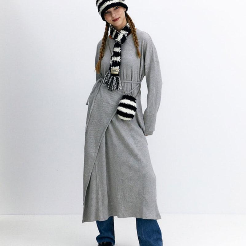 DANCING GRANDMA CURLY STRIPE MUFFLER : BLACK
