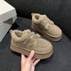 Baumwollschuhe mit dicker Sohle für Damen zum Tragen im Freien für Wärme. Faule Leute tragen Schneestiefel und Retro-Fleece-Schuhe