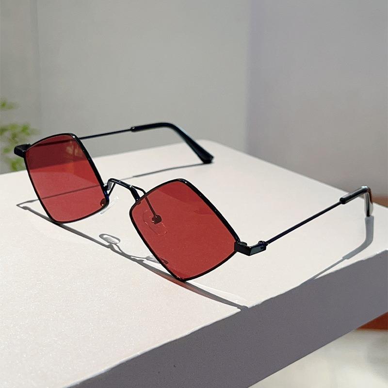 Women Y2k Metal Irregular Rhombus Sunglasses Women for Men New Vintage Punk Hip Hop Popular Decor Sun Glasses