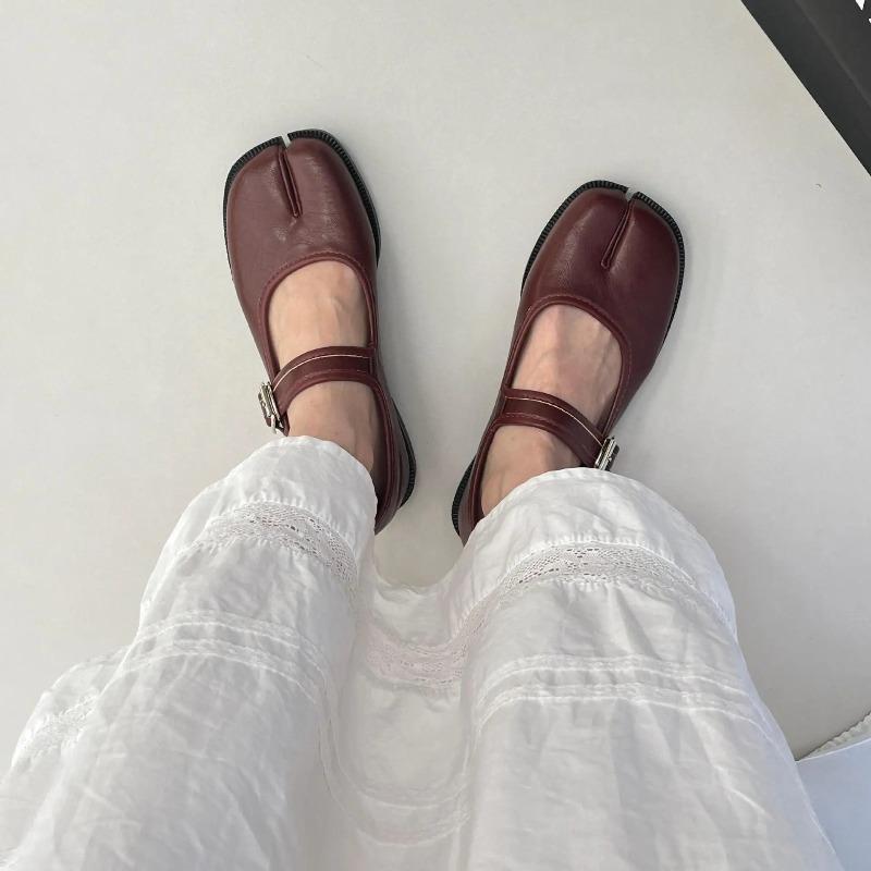 Fashion 2025 Split Toe Mary Janes Women Buckle Strap Tabi Ninja Shoes Trotter Flats Ladies Barefoot Tabis Mocassines Mujer Japan Loafers