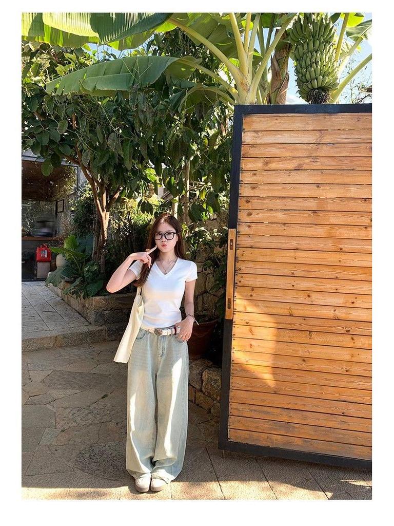 Black V-Neck Slim Fit Short-Sleeve T-Shirt for Women - Stylish Summer Top