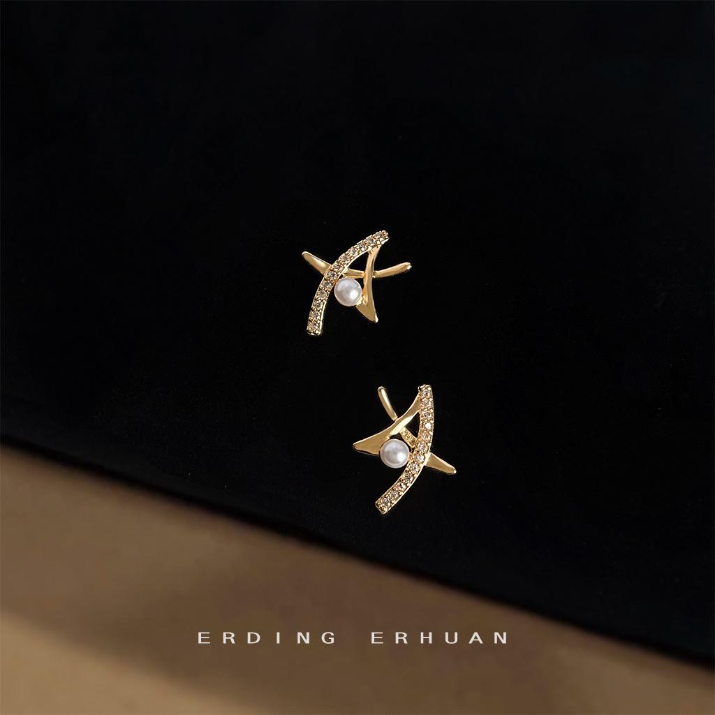 Micro-inlaid zircon design sense star small stud earrings fashion commuting versatile hollow five-pointed star pearl earrings