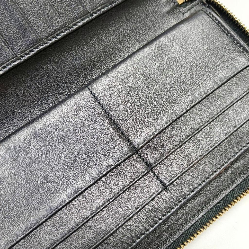 [Pre-Owned] Soho Black Patent Leather Quilted Wallet With Gold Hardware - Very Good #TAZ1HS