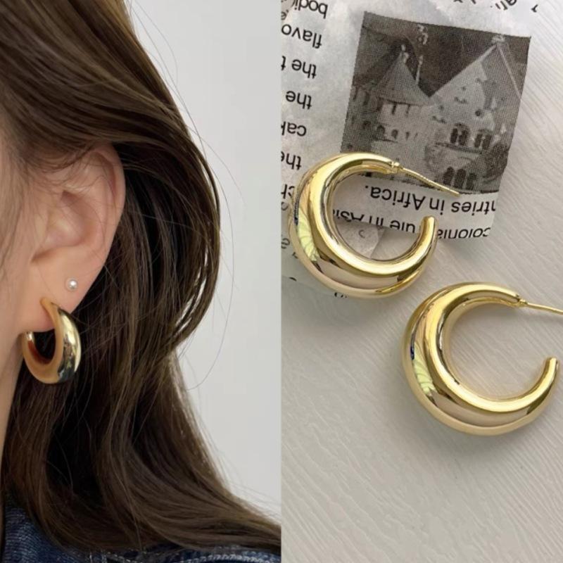 Stylish and Simple C-shaped Stud Earrings for Women's Light Luxury Niche Design Sense Cold Wind Metal Circle Earrings New