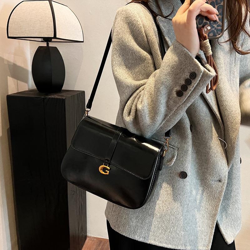 This year, the popular retro niche soft leather square bag 2025 new fashion versatile casual shoulder messenger bag