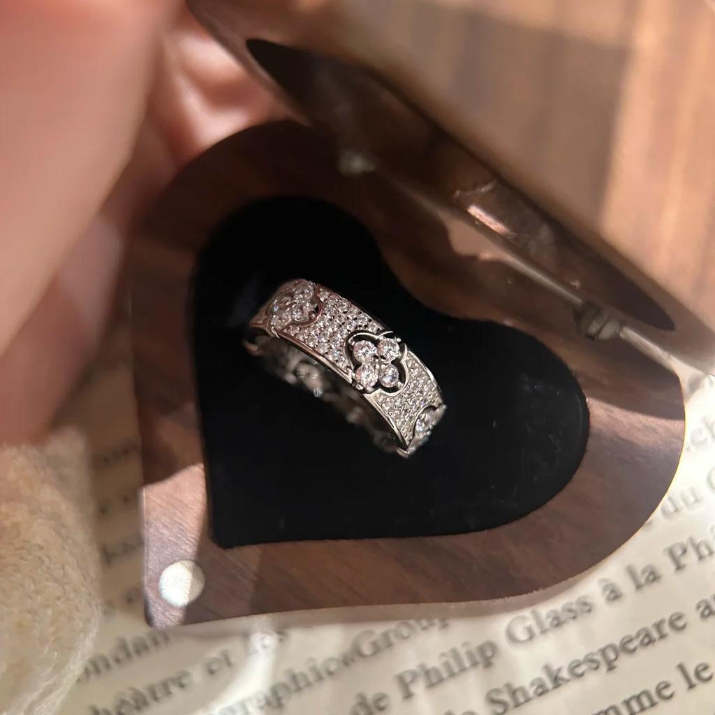 Französischer Old Money Stil Glücksklee Vierblättriger Gypsy Ring Modischer Leichter Luxus Leicht mit Diamanten besetzt Blumenreihe Ring Damen