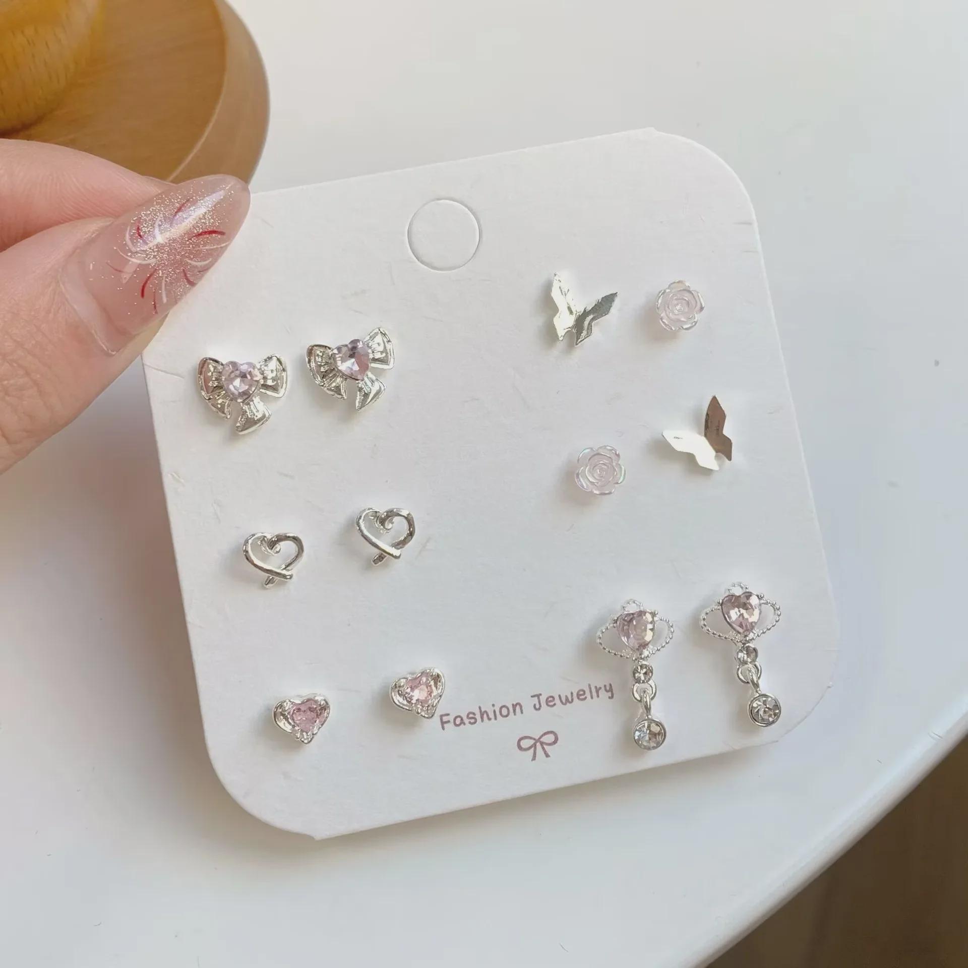 

Комплект из серебряных серег-игл с розовыми бриллиантами Aurora — уникальный дизайн подвески в виде планеты для создания нотки вечной элегантности.