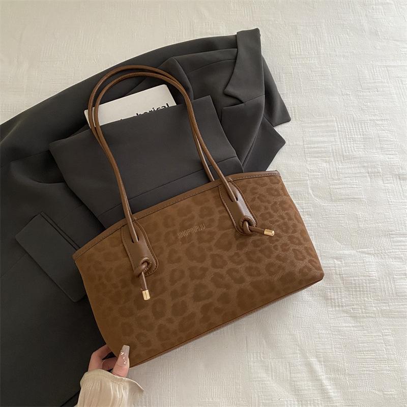 Retro commuter large-capacity underarm bag women's new fashion shoulder bag simple personality portable tote bag