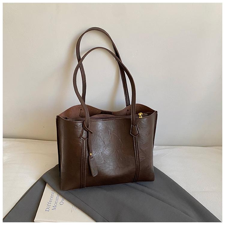 

Retro student class commute large-capacity bag women s 2025 new fashion casual tote bag versatile shoulder bag