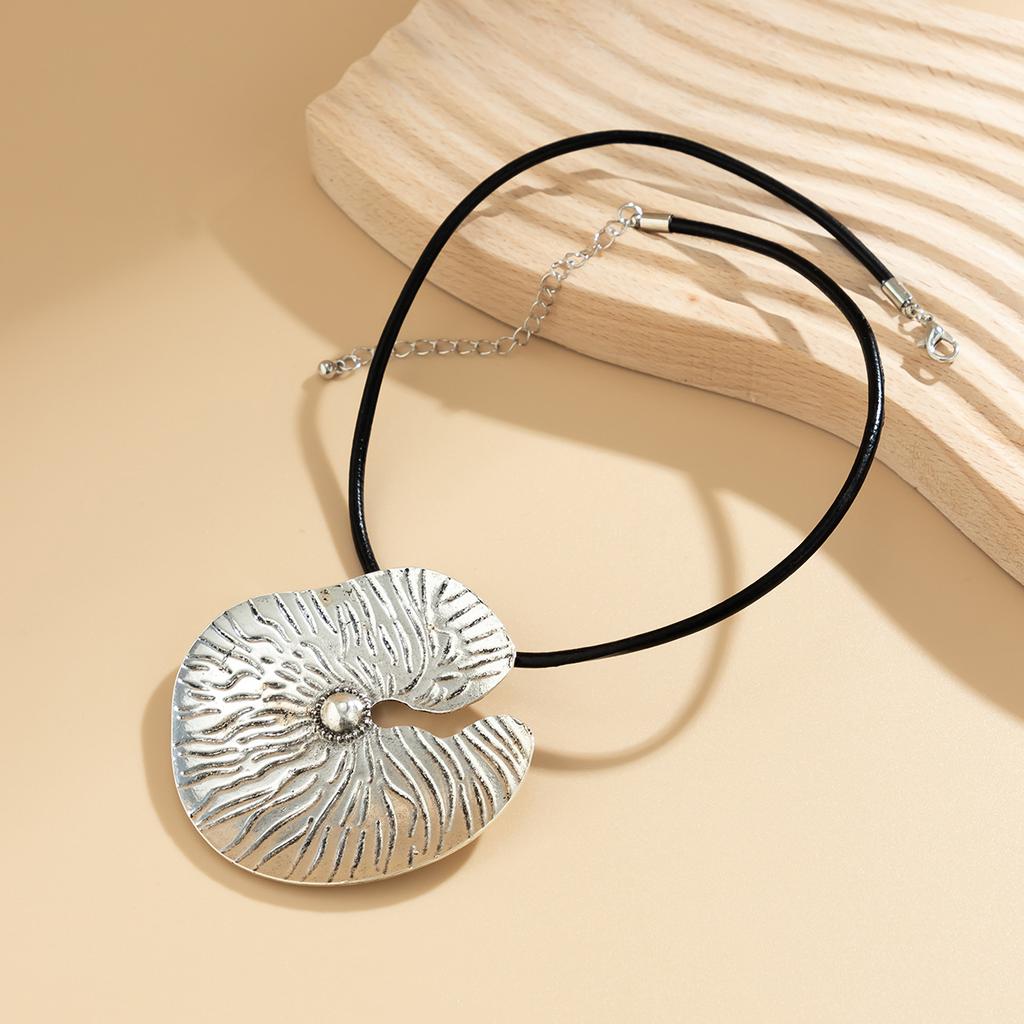 Exaggerated cyberpunk style choker necklace, retro personalized lotus leaf big leaf metal necklace