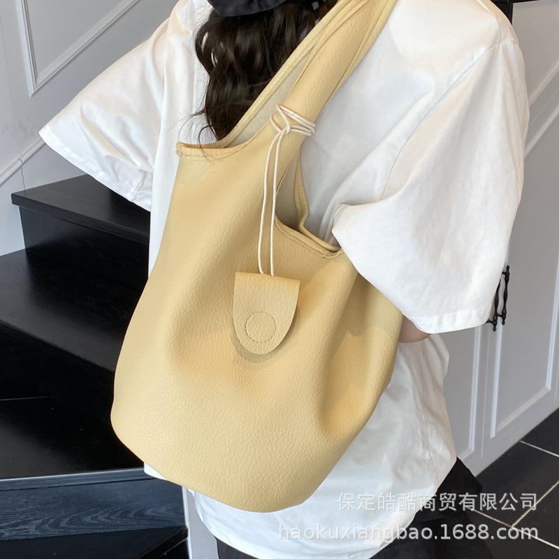 Large-capacity bag women's summer 2025 new versatile casual shoulder underarm mother and child bag popular bucket bag this year