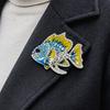Broche Speld Emaille Afwerking Strass Inleg Tropische Vis Ontwerp Legering Speld Galvanisch Behandelde Basis Past bij Jassen Truien Badge