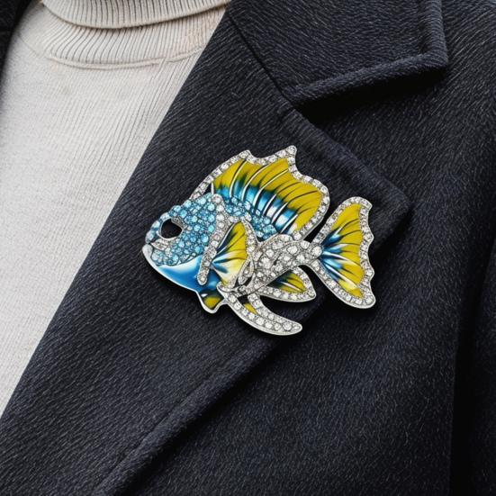 Broche Speld Emaille Afwerking Strass Inleg Tropische Vis Ontwerp Legering Speld Galvanisch Behandelde Basis Past bij Jassen Truien Badge