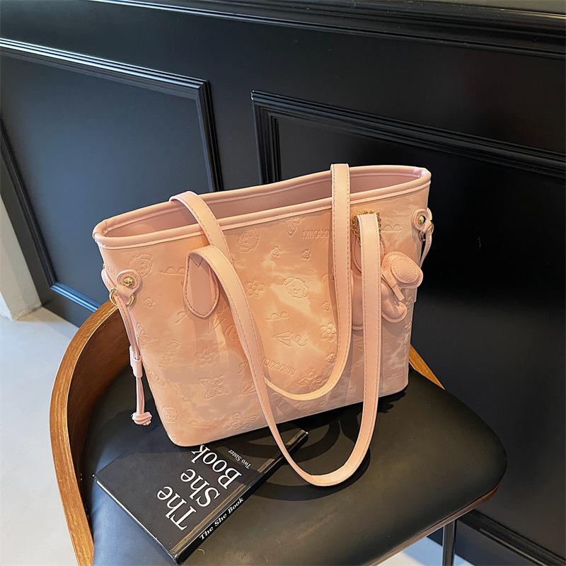 Large capacity bag women's new spring and summer fashion versatile commuter shoulder tote bag