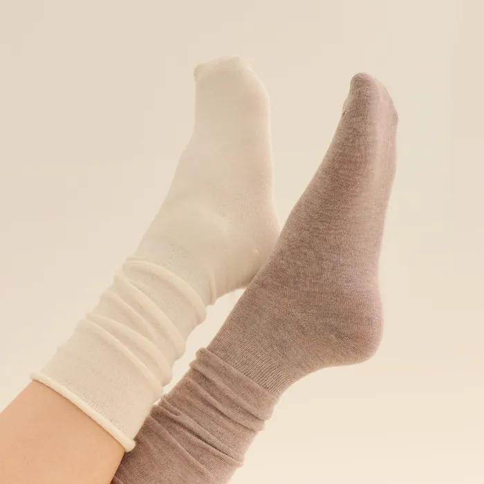 Loose Rolled-up Knee Socks