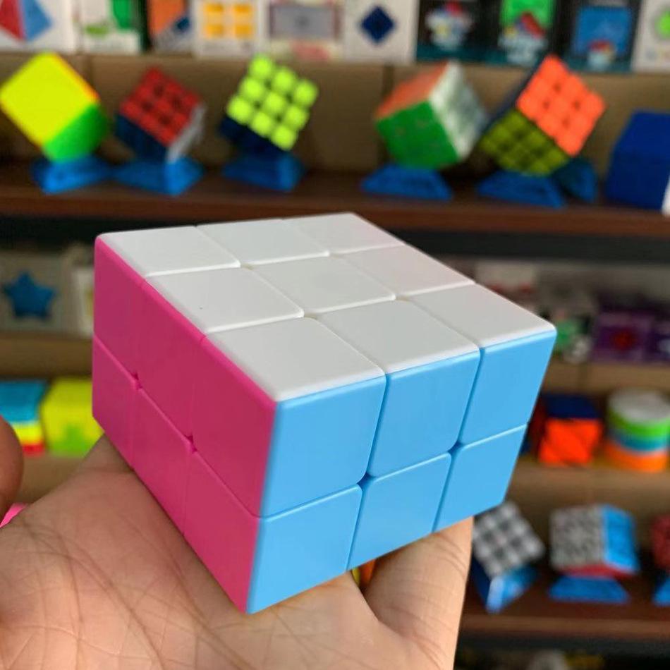 

233 Розовый Кубик Рубика без наклеек - Настраиваемый логотип, Доступен в 4 цветах, Идеален для малышей и взрослых.