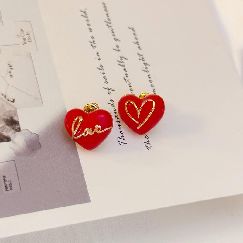 Fashion Temperament Design Earrings Retro Hong Kong Style Asymmetrical Love Stud Earrings Women красный