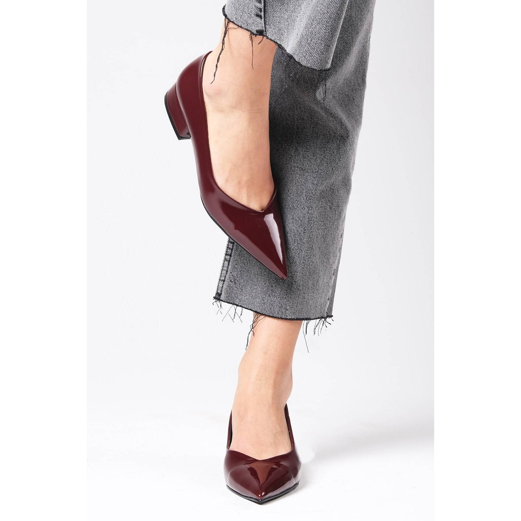 

Женские стильные бордово-красные туфли на коротком каблуке из лакированной кожи 35 чёрный