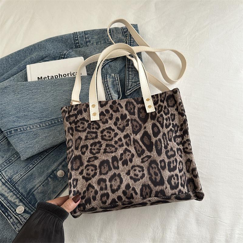 

Stylish Canvas Tote Bag Large Capacity Trendy Fashionable Versatile Shoulder Bag For Daily Use білий