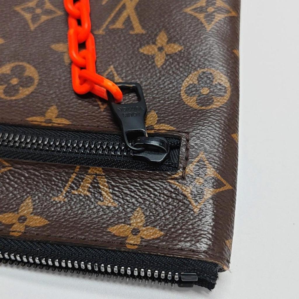 [Pre-Owned] A4 Pouch Monogram Leather Handbag - Very Good #X0MHRP