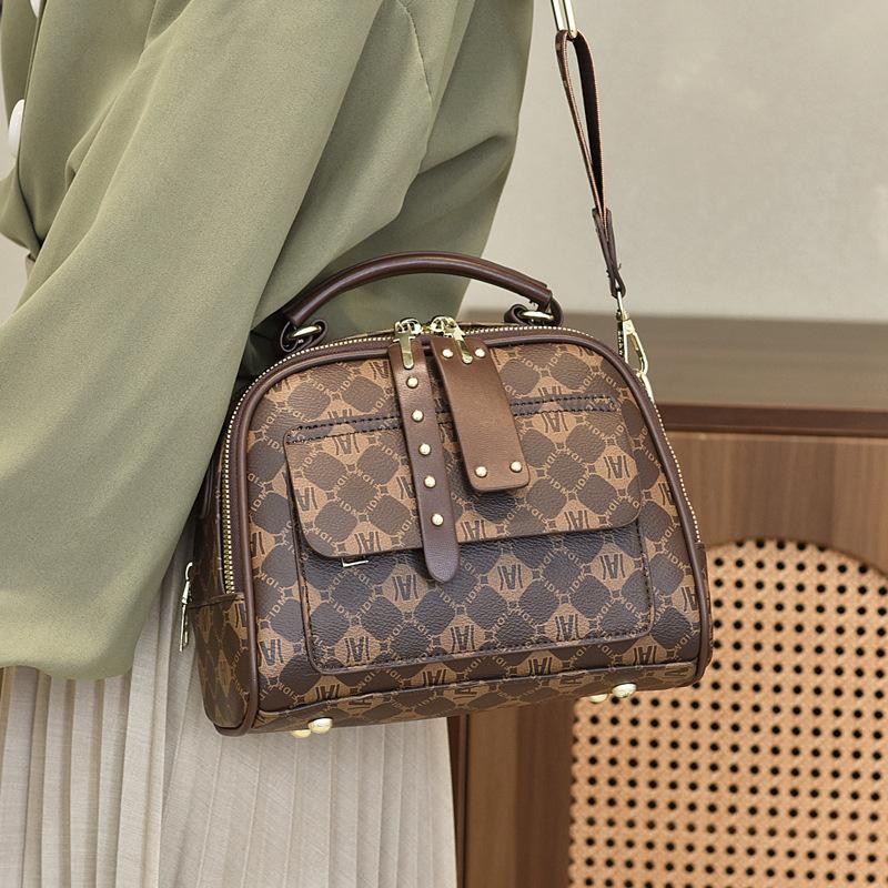 Atmospheric texture women's portable messenger bag 2025 new simple and versatile multi-layer large-capacity work square bag