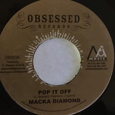 7-tums Skiva MACKA DIAMOND / MAJOR DAMAGE - Pop It Off / Old G OR003 Obsessed Record 2006 Jamaica Reggae, Ska & Dub Begagnad