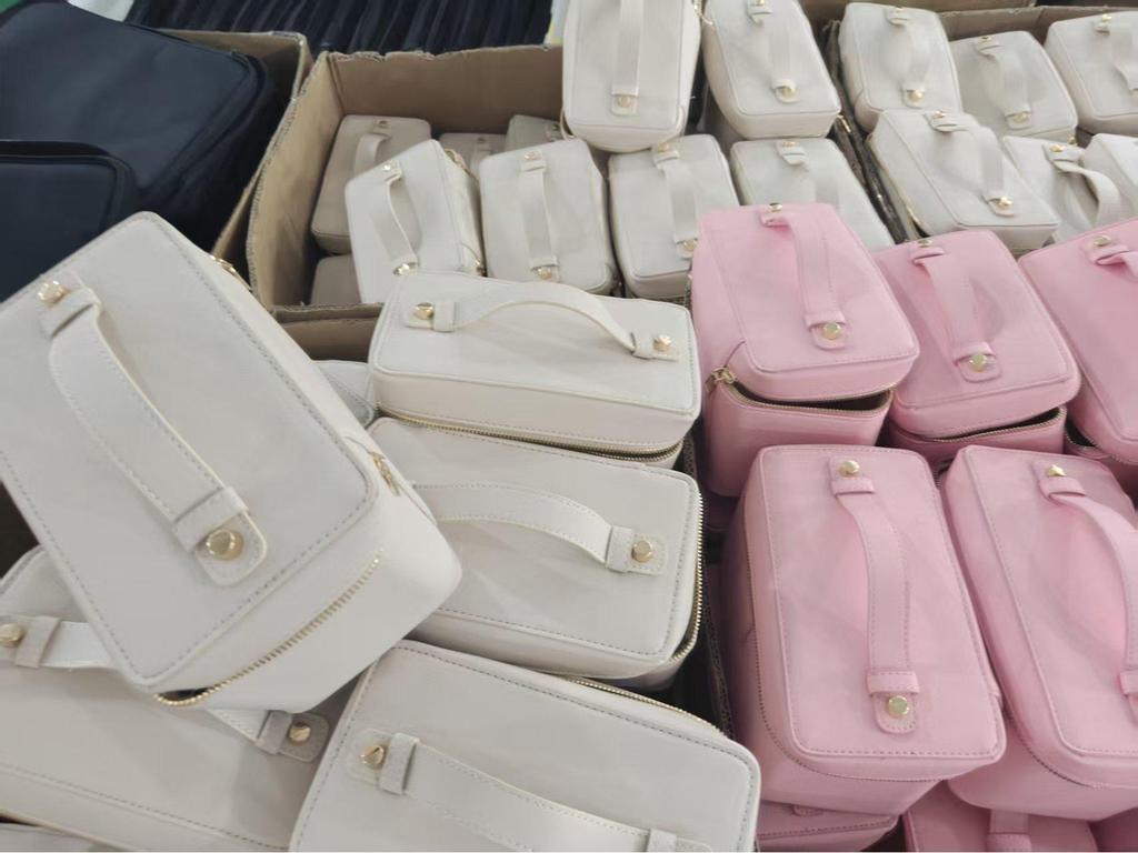 Tragbare Kosmetiktasche aus Cross-Grain-Leder mit goldener Hardware - Reise-Organizer für Make-up und Hautpflege