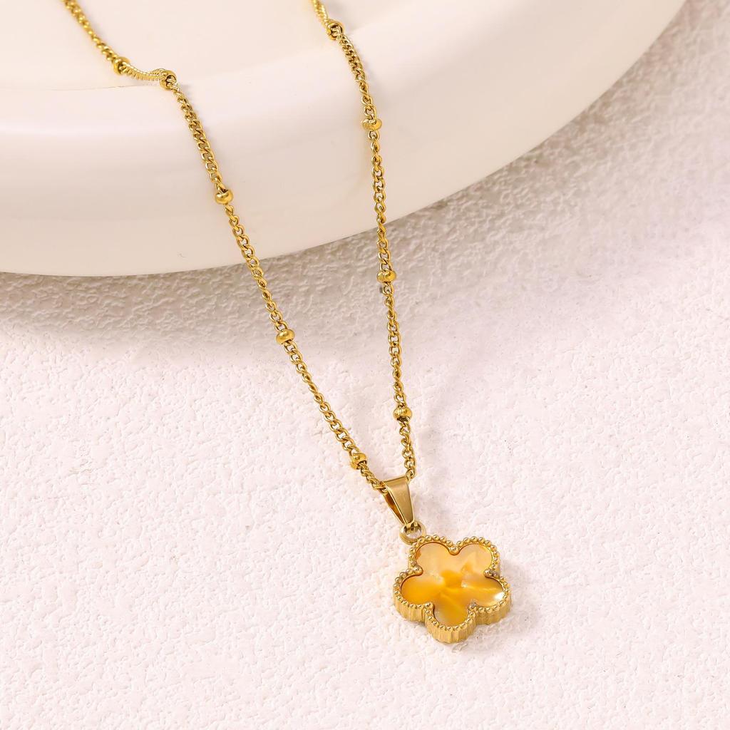 Trendiges Schmuckset mit fünfblättrigem Kleeblatt: Halskette, Ohrringe & Armband im luxuriösen Spitzendesign