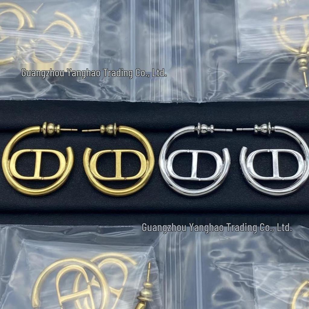 Seiko D.Home Half-Circle Stud Earrings - Women's Elegant Pig Nose Design