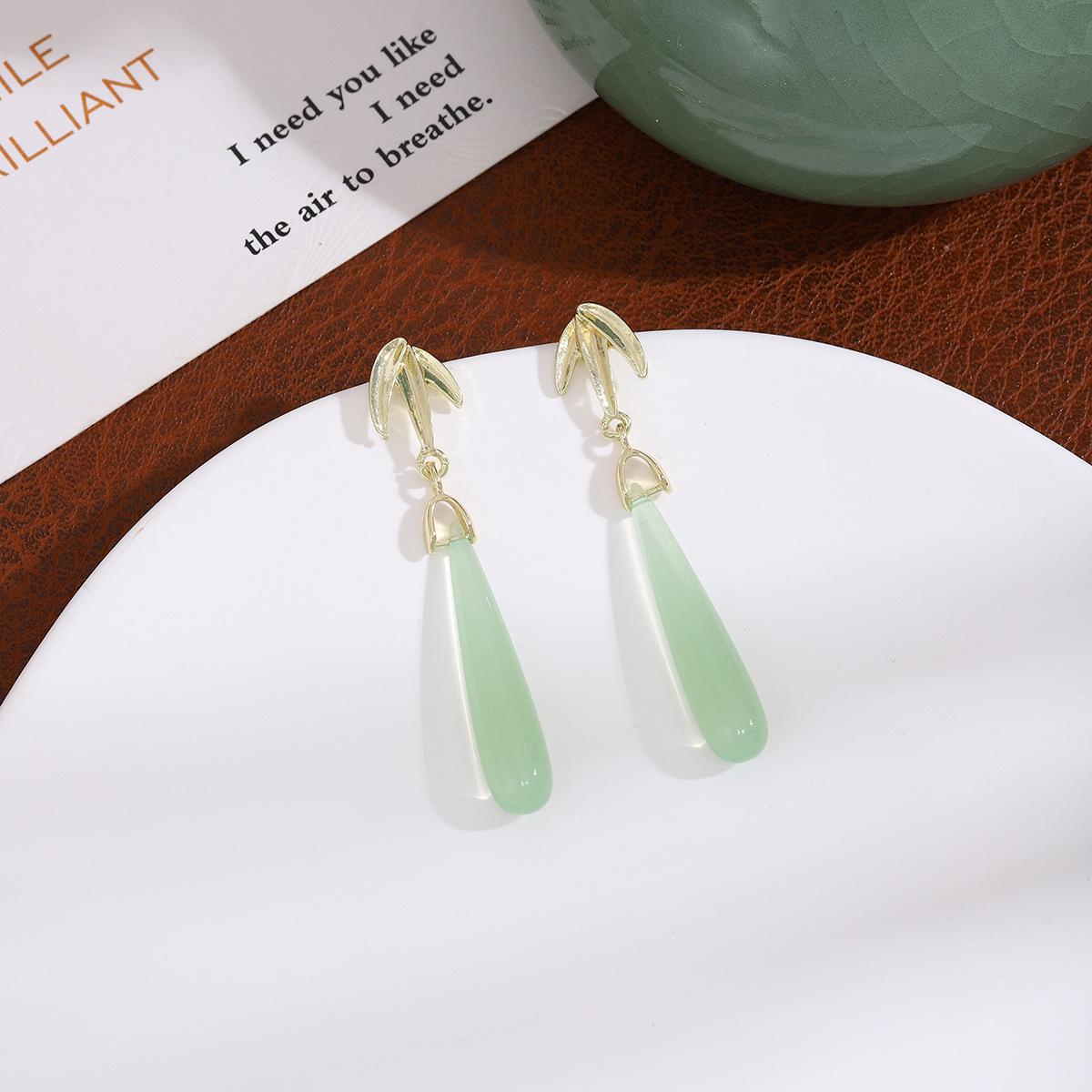 Chinese Style Green Leaf Tassel Earrings: Elegant Silver Needle Dangle for Women - Retro, Fresh, High-End