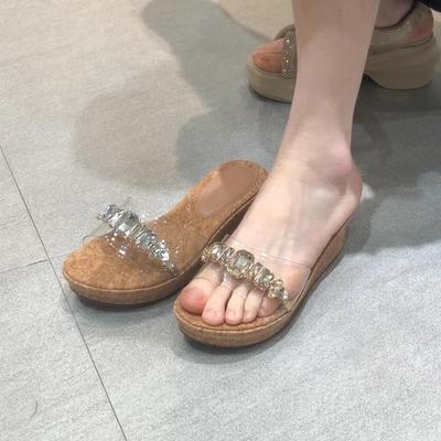Plateau-Sandalen mit Keilabsatz, Strasssteinen und transparentem Design für Damen-Sommermode 2025, neue Modelle mit Röcken und Ein-Wort-Sandalen