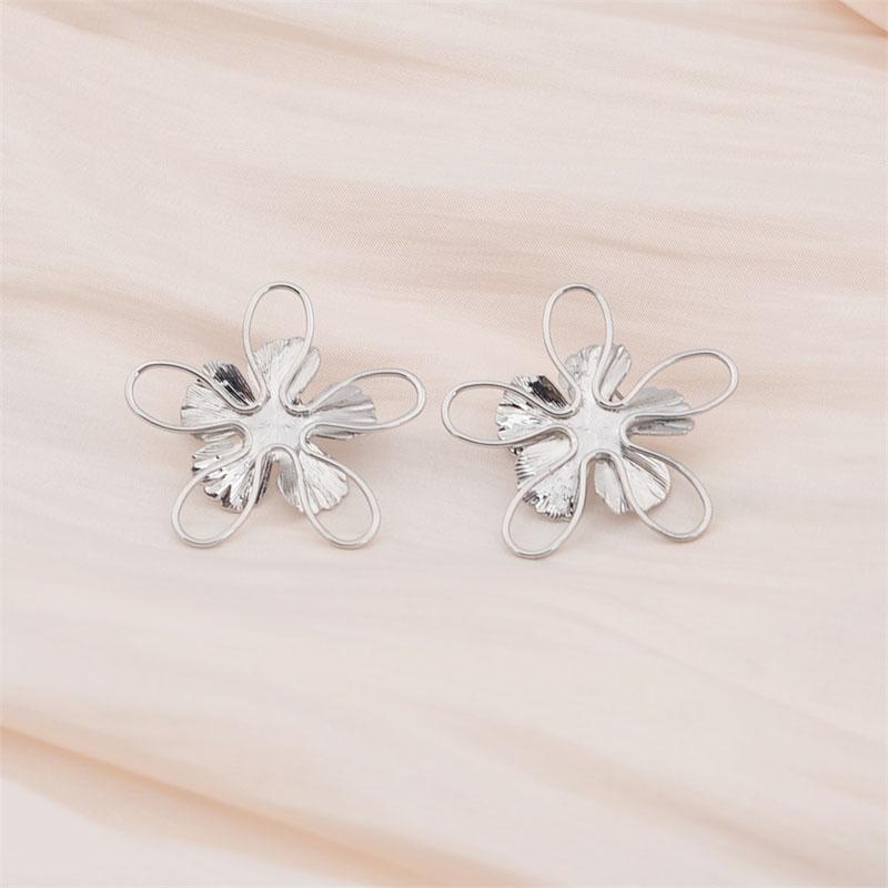 

Women s Hollow Flower Stud Earrings Gold Color Silver Color Metal Petals Geometry Personality Ear Accessories 2025 new brincos