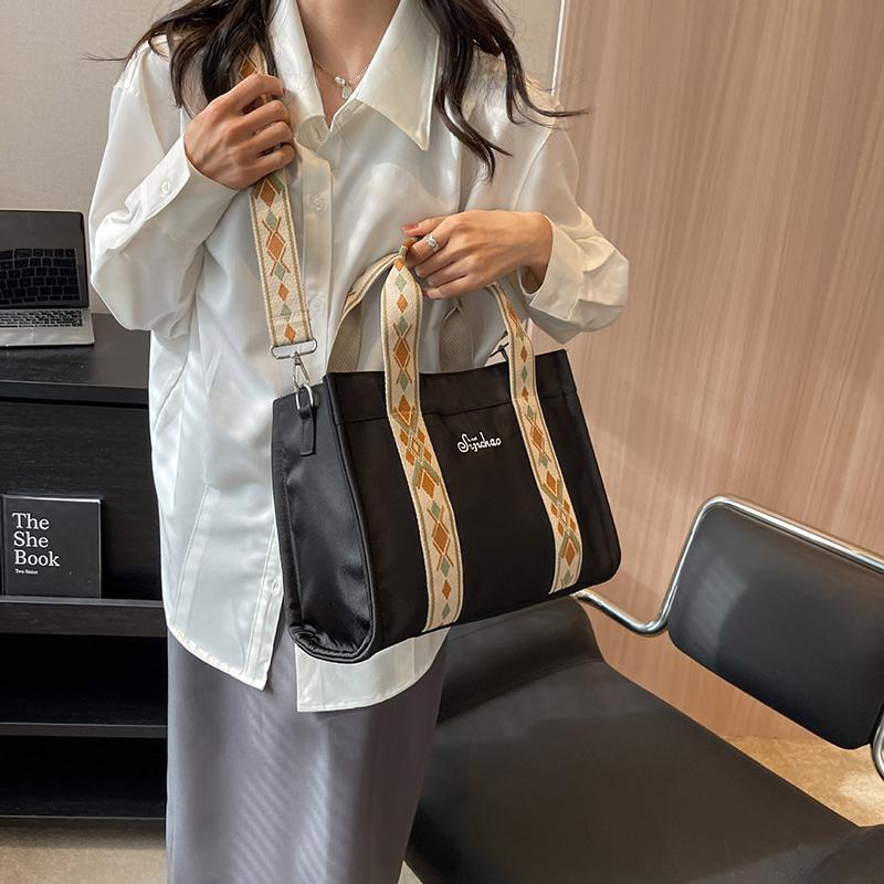 Nylon Lightweight Portable Tote Bag for Women, Fashionable College Student Work and Commuting Crossbody Bag
