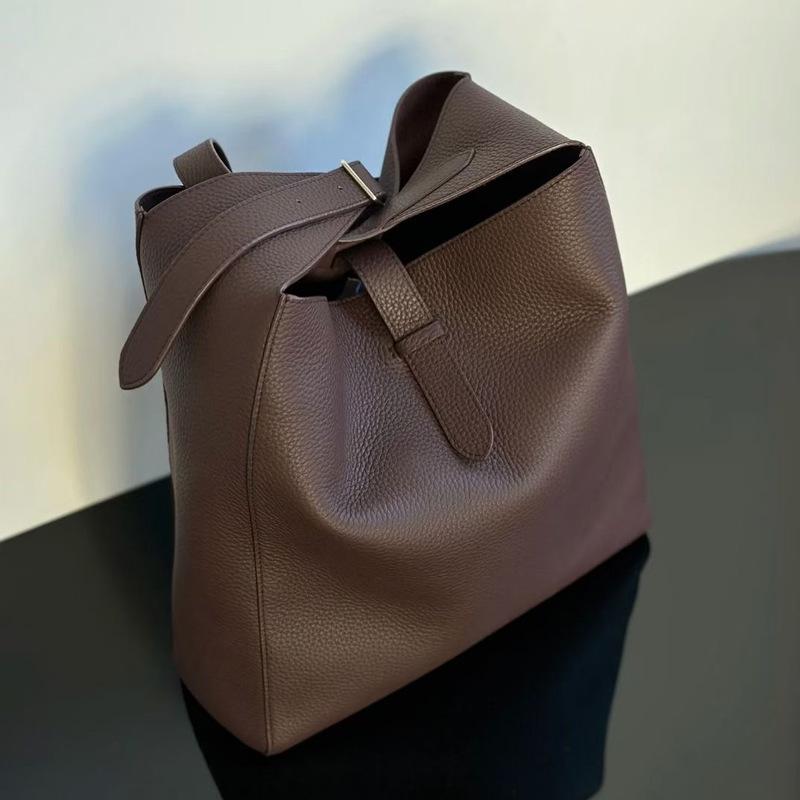 Warme und bequeme Schultertasche aus Lammwolle mit großem Fassungsvermögen. Weiches Leder im lässigen Stil. Modische Ledertasche aus Rindsleder.