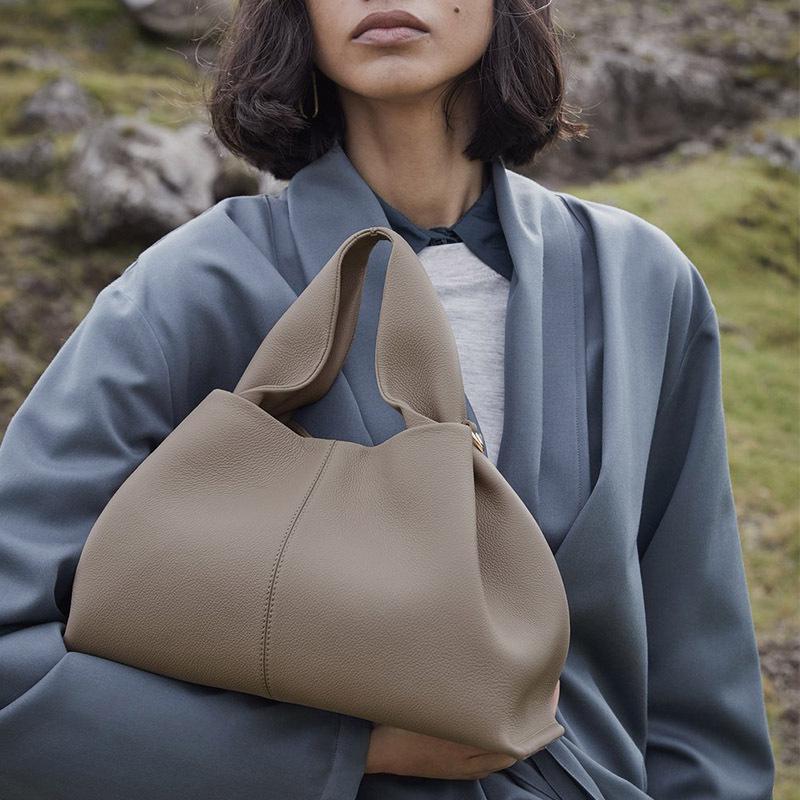 

Французская POEIVE Сумка-облако из натуральной кожи - Женская модная сумка-пельмень, стиль кроссбоди или на плечо Small: 23.5*13.5*14cm (550g)