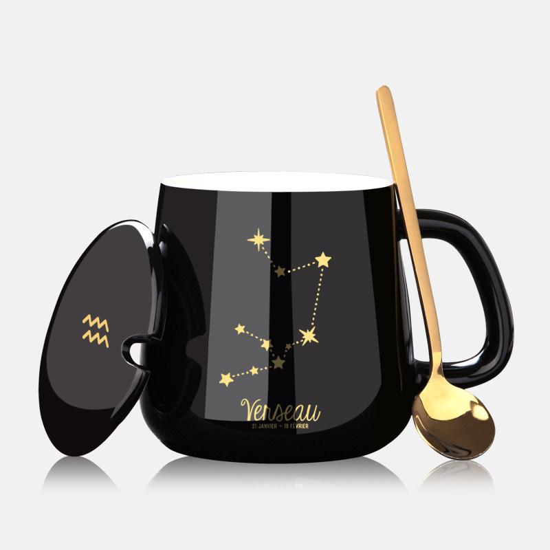 Spersonalizowany ceramiczny kubek do kawy z pokrywką i łyżeczką - Świąteczny wzór dla par