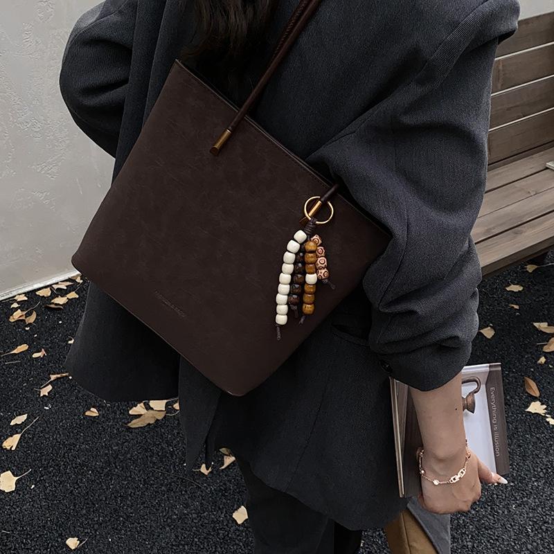 Frosted retro bag women's large-capacity new autumn and winter versatile simple shoulder bag commuting