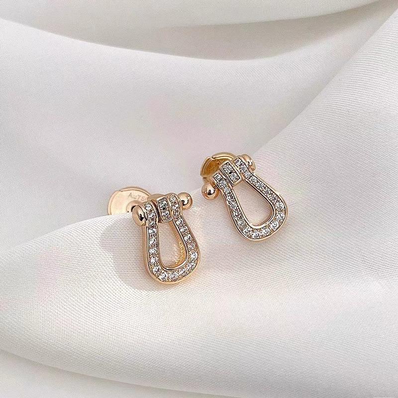 Boucles d'oreilles en Or 18K en Fer à Cheval Entièrement Pavées de Diamants en Forme de U Fei Jia - Design Polyvalent et Tendance pour Femmes
