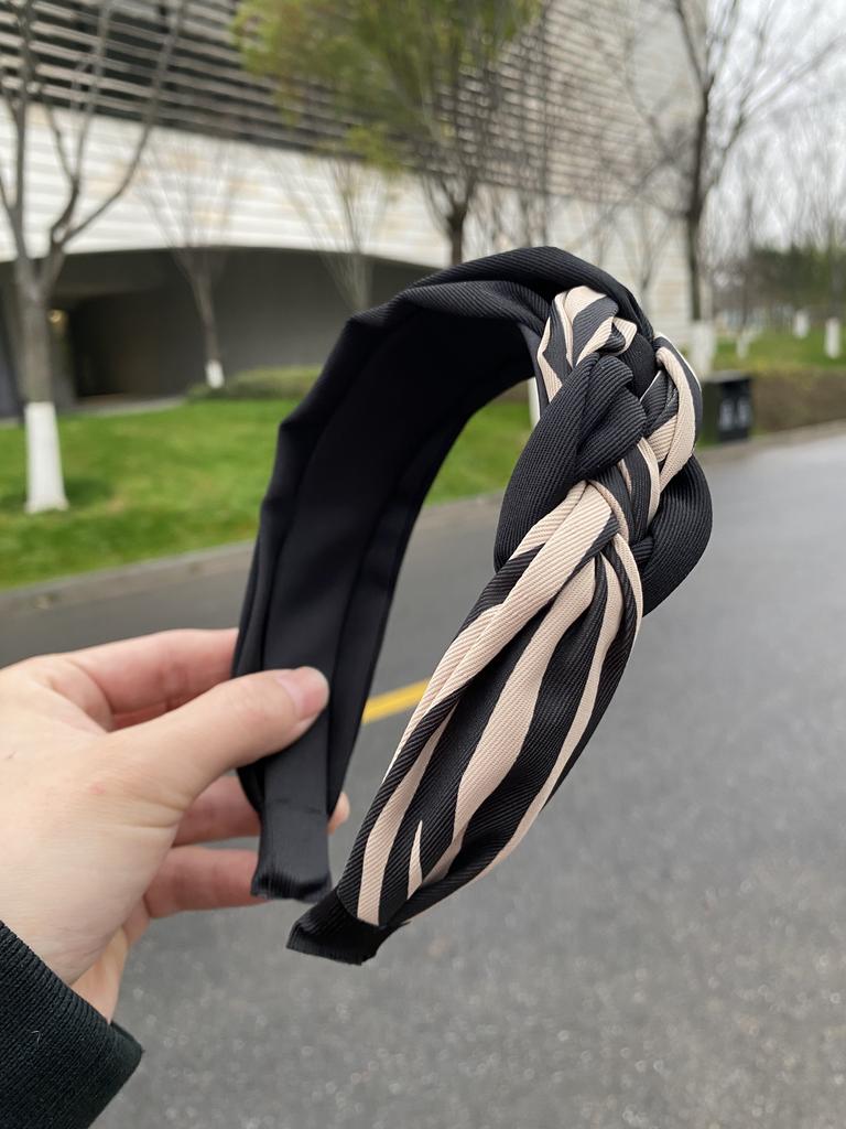 French Light Luxury Western Style Small Fragrant Twist Headband Women's Non-Slip Versatile Headband High-End Hair Accessories