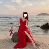 Vestido de alça vermelho francês bonito com borda de babados irregulares, vestido de verão para mulheres, atmosfera de férias à beira-mar, temperamento