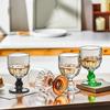 Jednoduché retro křišťálové skleněné kelímky na koktejly, whisky, víno a domácí studené nápoje, džus, průhledné kelímky