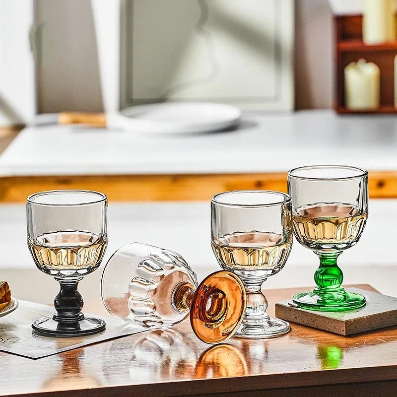 Jednoduché retro křišťálové skleněné kelímky na koktejly, whisky, víno a domácí studené nápoje, džus, průhledné kelímky