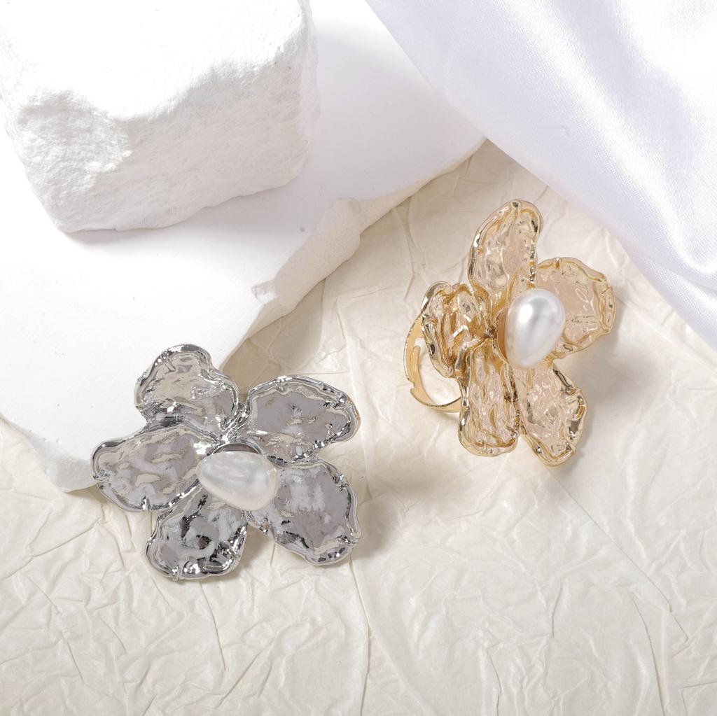 Simple, fashionable and retro alloy three-dimensional flower imitation pearl loose-fitting ring, ins cold style design sense for women