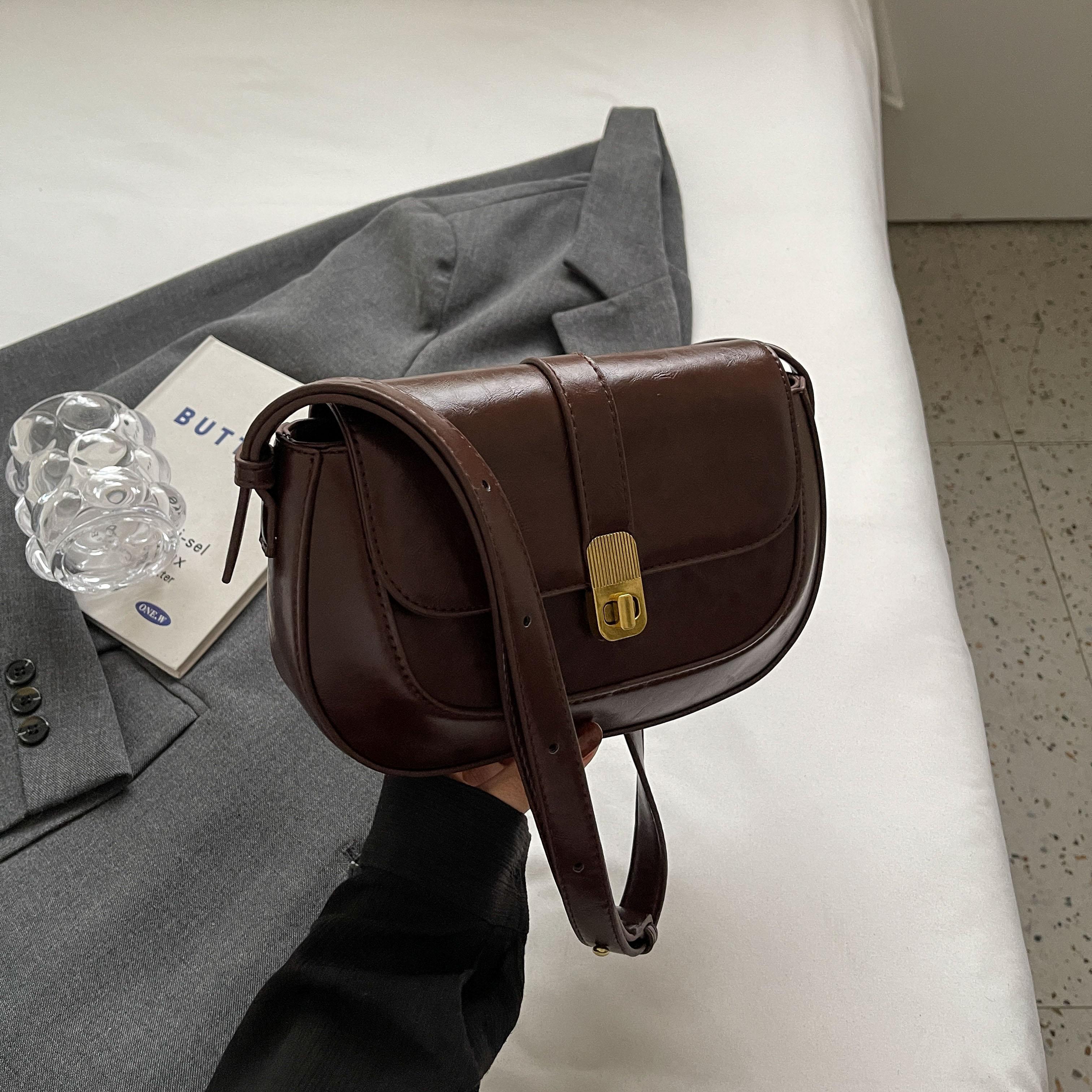 

Модная сумка-мессенджер с застежкой-поворотом в ретро-стиле