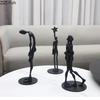 Schwarze Gusseisenfiguren Statue Schreibtischdekoration Ornamente Moderne Handwerkskunst Abstrakte Charakter Skulptur Raum Ästhetik Dekor